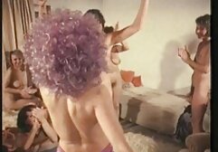 Le ragazze calde della videoporno orge porta accanto mostrano le tette e si accarezzano a New Orleans